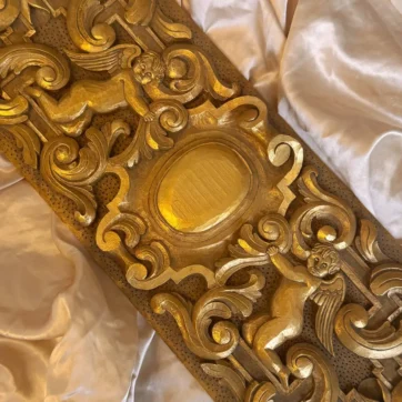 Dekorativ skylt i massiv lind